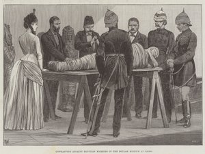 Svolgimento di mummie egiziane antiche nel Museo Boulak al Cairo